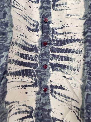 Camisa vintage con estampado azul y blanco