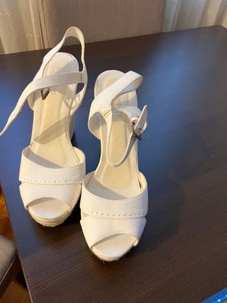 Zapatos de tacón blancos
