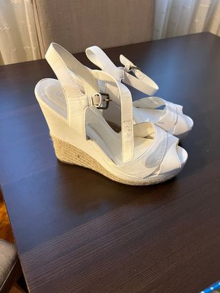 Zapatos de tacón blancos