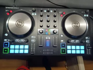 Mesa de Mezclas Traktor Kontrol S2