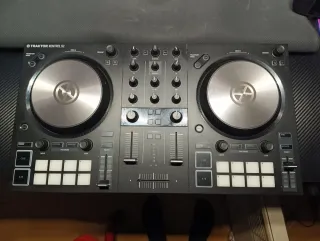 Mesa de Mezclas Traktor Kontrol S2