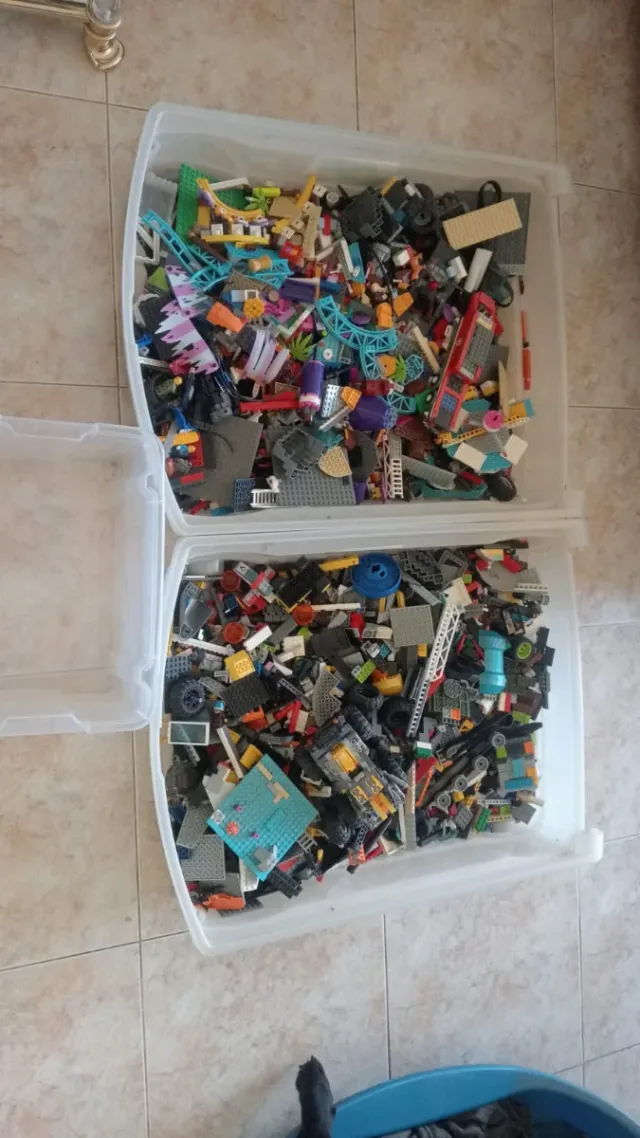 Muchas piezas de  LEGO