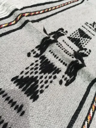 Manta decorativa marroquí gris y blanca