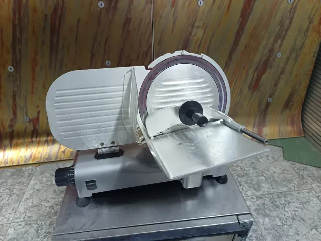 Tagliatrice industriale per salumi/insaccati MAKRO