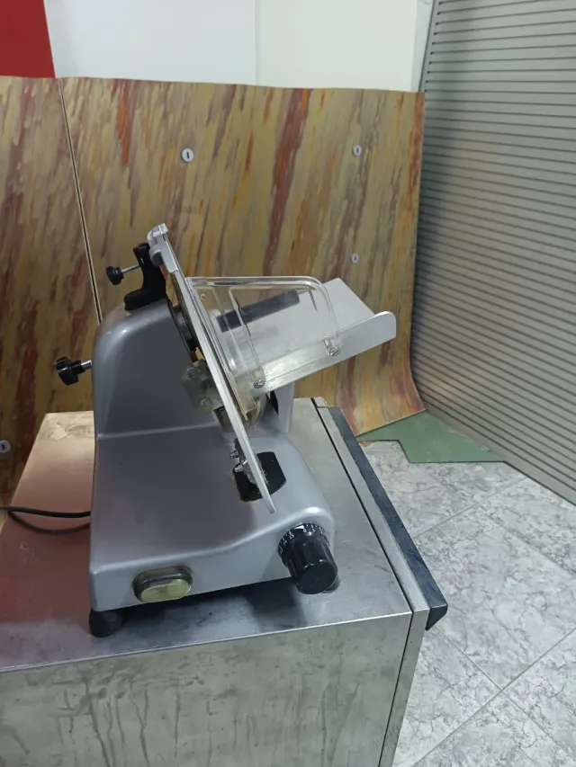 Tagliatrice industriale per salumi/insaccati MAKRO