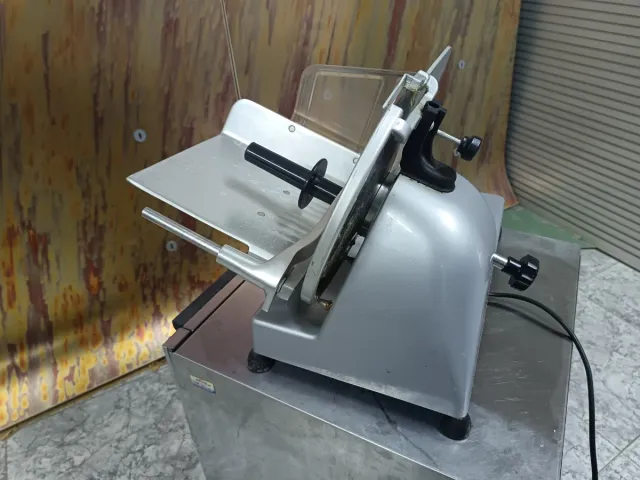 Tagliatrice industriale per salumi/insaccati MAKRO