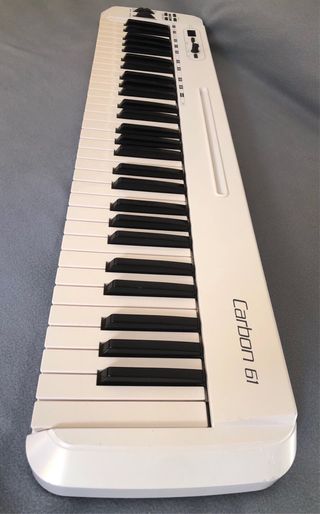Controlador MIDI Samson Carbon 61