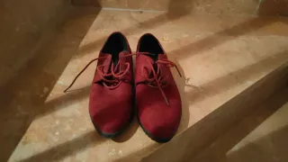 Zapatos color burdeos con cordones