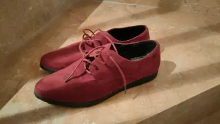 Zapatos color burdeos con cordones