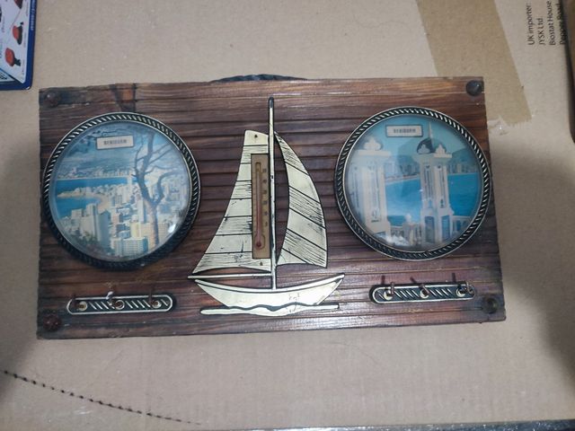 Colgador de llaves madera con termómetro