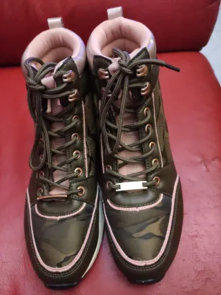 Botines Menbur verde y rosa