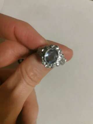 Anillo antiguo con piedra morada