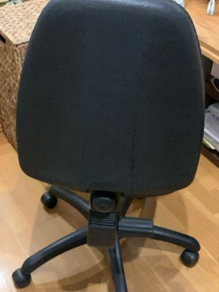 Silla de oficina gris en tela