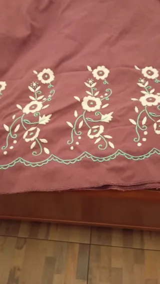 Falda huertana nueva bordada 250€ cada una