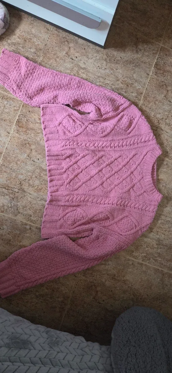 Jersey de lana rosa trenzado