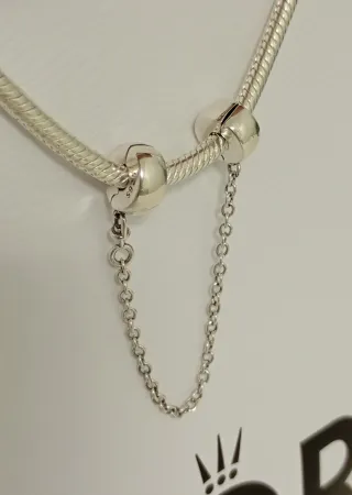 Cadena de seguridad para pulsera Pandora.