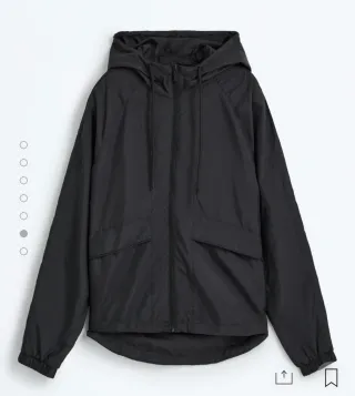 Cortavientos negro con capucha