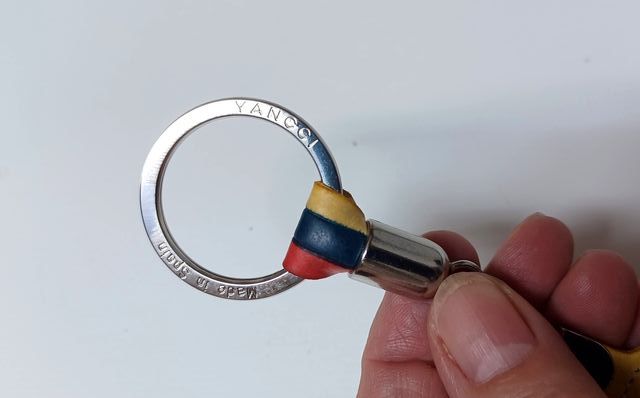 Portachiavi in pelle a forma di bambina