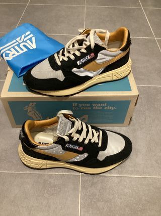 Zapatillas Autry Negro y Dorado