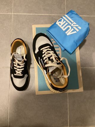 Zapatillas Autry Negro y Dorado