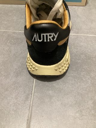 Zapatillas Autry Negro y Dorado