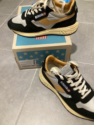 Zapatillas Autry Negro y Dorado