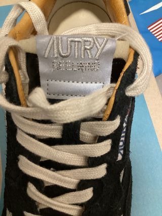 Zapatillas Autry Negro y Dorado