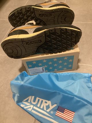 Zapatillas Autry Negro y Dorado