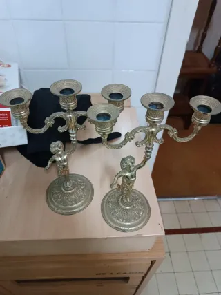 Candelabro de metal con figuras
