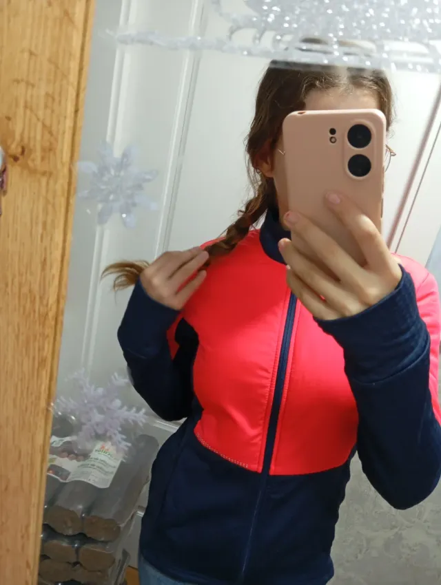 Chaqueta deportiva azul y rosa