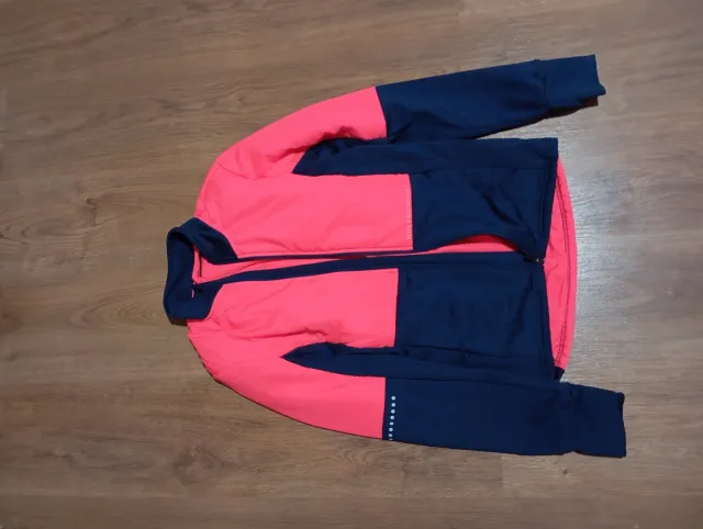 Chaqueta deportiva azul y rosa