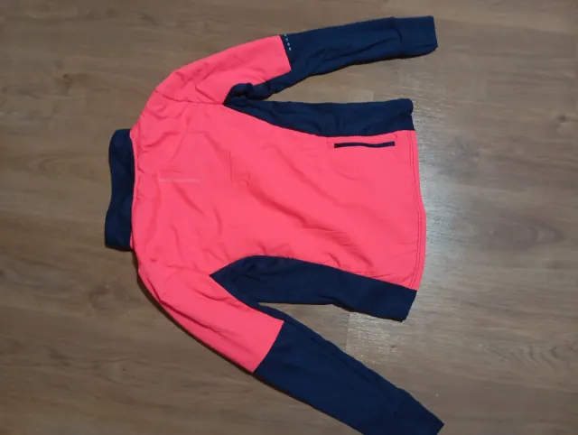 Chaqueta deportiva azul y rosa