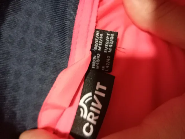 Chaqueta deportiva azul y rosa