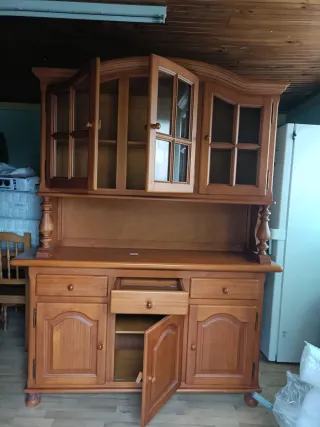 Alacena de pino con vitrina