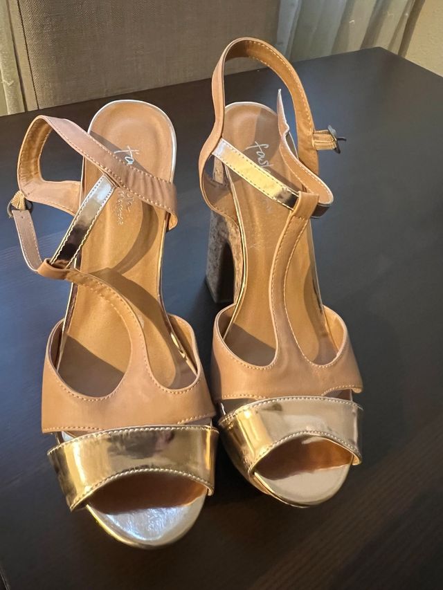 Zapatos de tacón beige y dorado