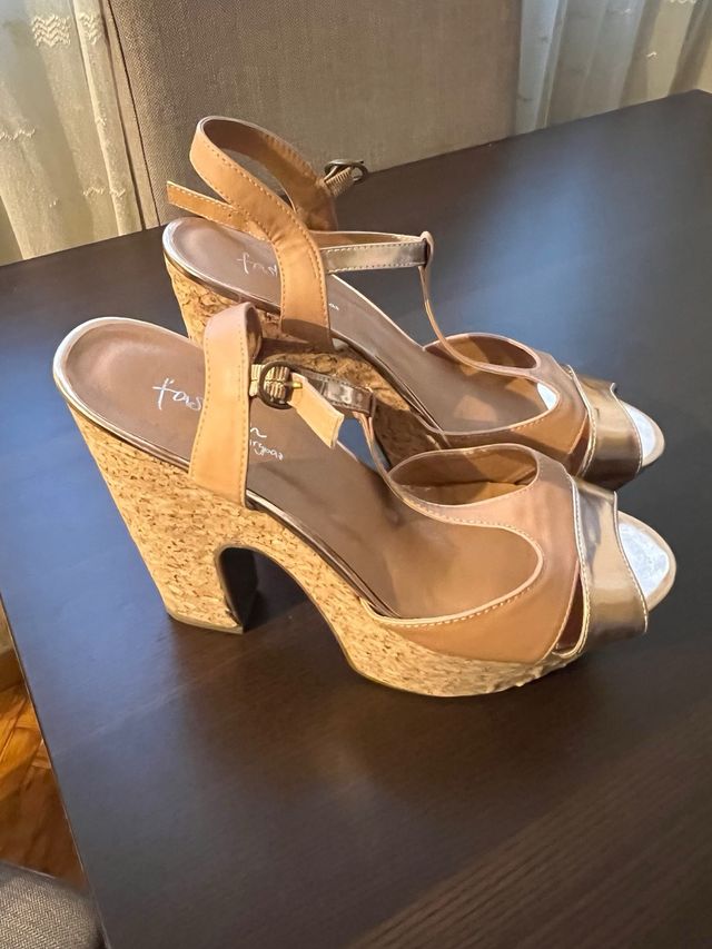 Zapatos de tacón beige y dorado