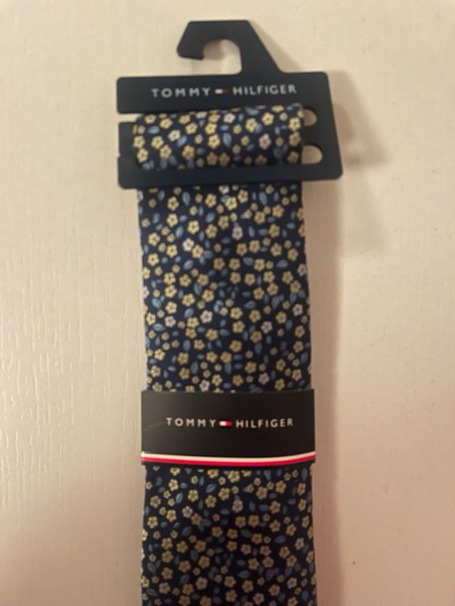 Corbata Tommy Hilfiger Azul con Flores Amarillas