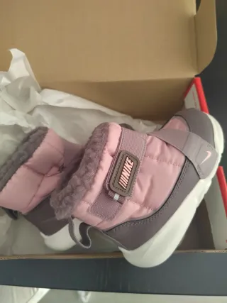 Botas de nieve Nike para niña talla 25
