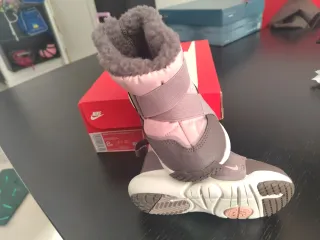 Botas de nieve Nike para niña talla 25