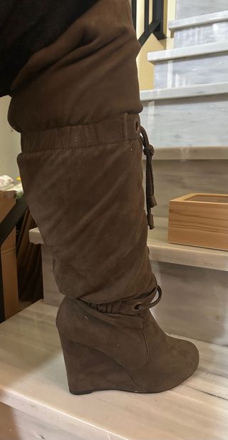Botas altas marrones con cuña