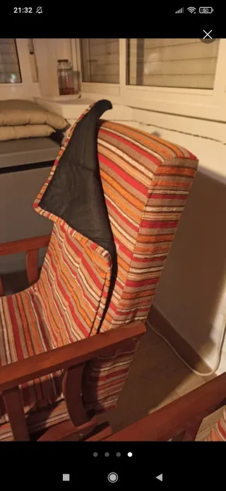 Mecedora de madera con cojines