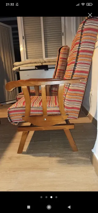 Mecedora de madera con cojines