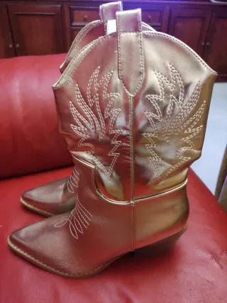 Botas de vaquero doradas
