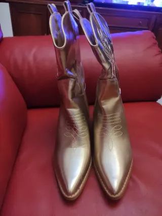 Botas de vaquero doradas