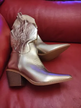 Botas de vaquero doradas