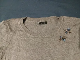 Jersey fino gris adornos hombro Talla S