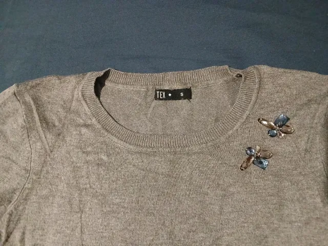 Jersey fino gris adornos hombro Talla S