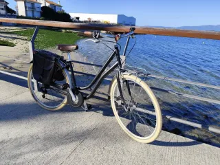 Bicicleta urbana negra con cesta