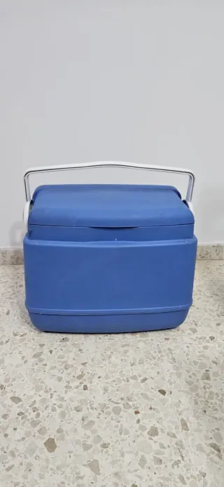 Nevera azul con asa