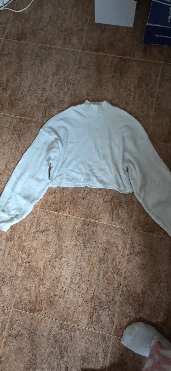 Sudadera blanca crop top